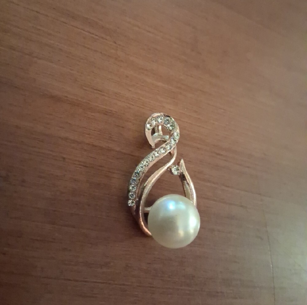 Elegant Gold-Tone Faux Pearl and Crystal Pendant - White Pearl - Picture 2 of 6